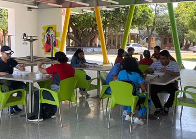 Estudiantes en el comedor universitario