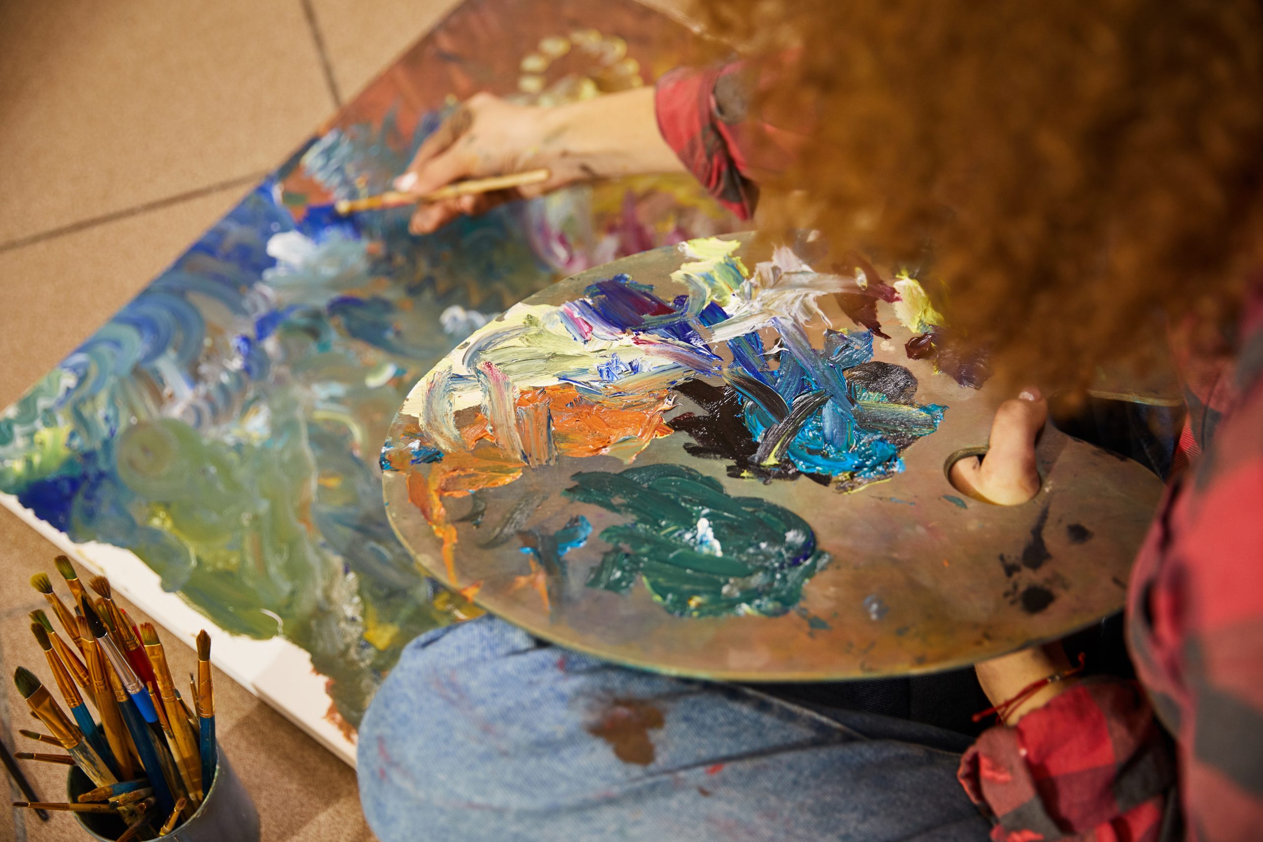 Mujer pintando abra de arte