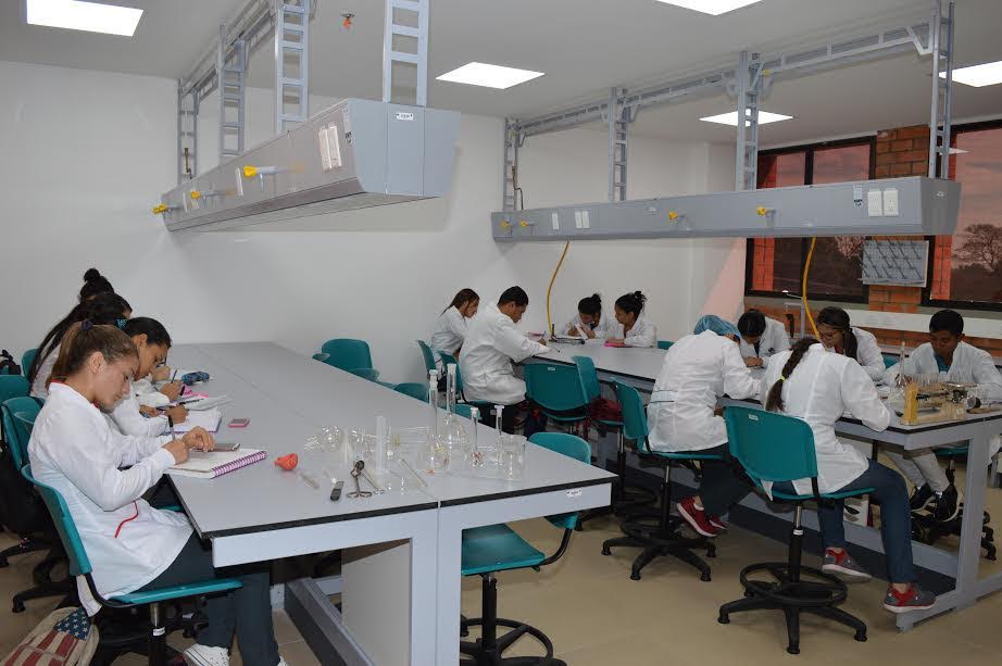 estudiantes en laboratorio de ciencias