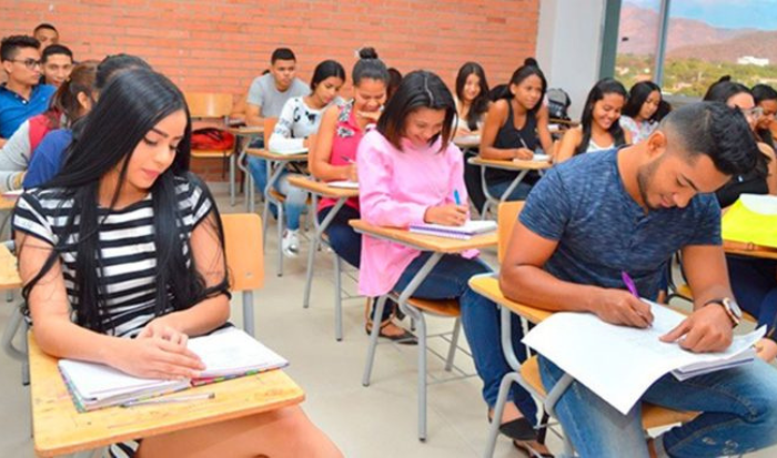 Jovenes realizando examen para ingresar a la universidad