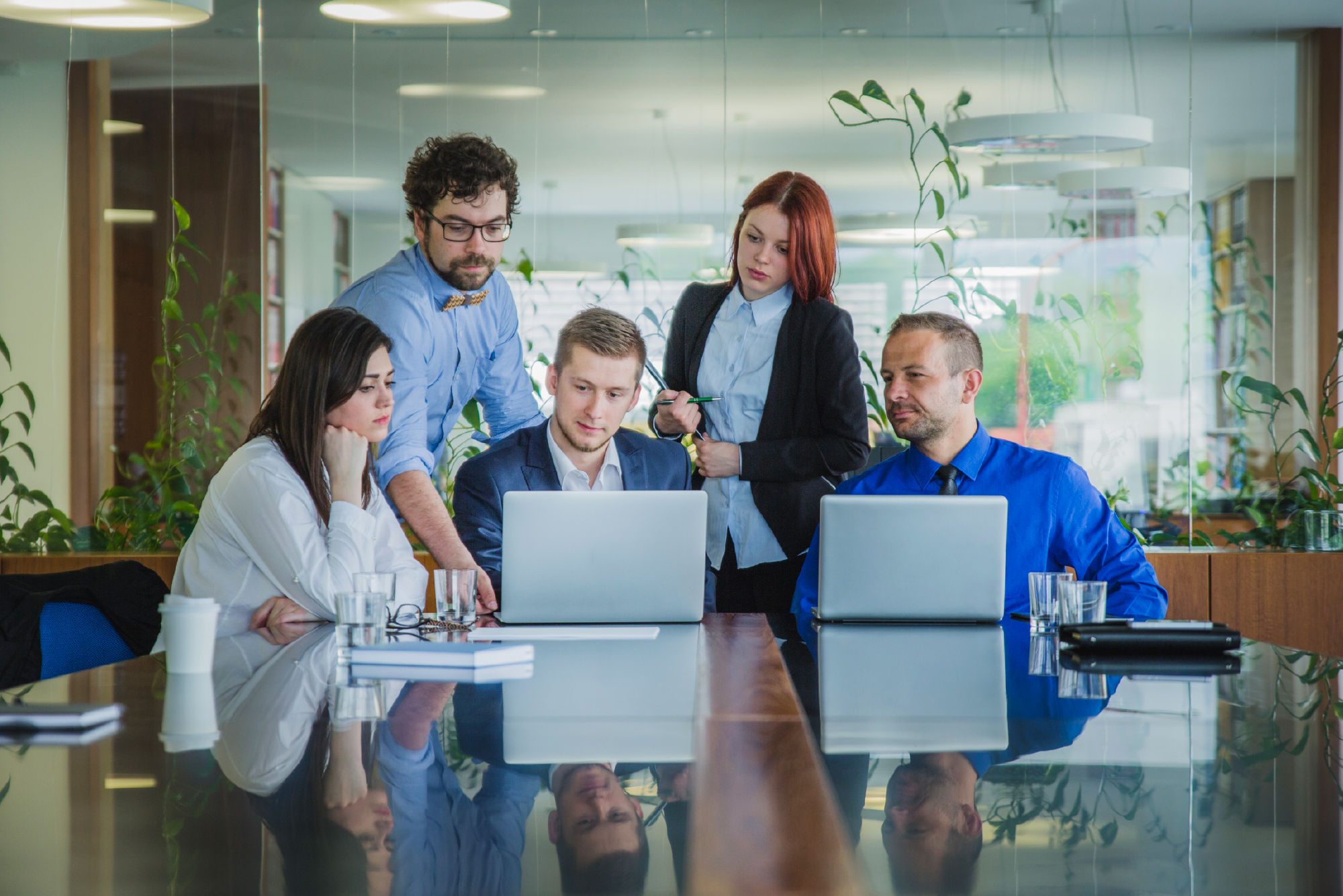 Grupo de personas analizando una propuesta de negocios