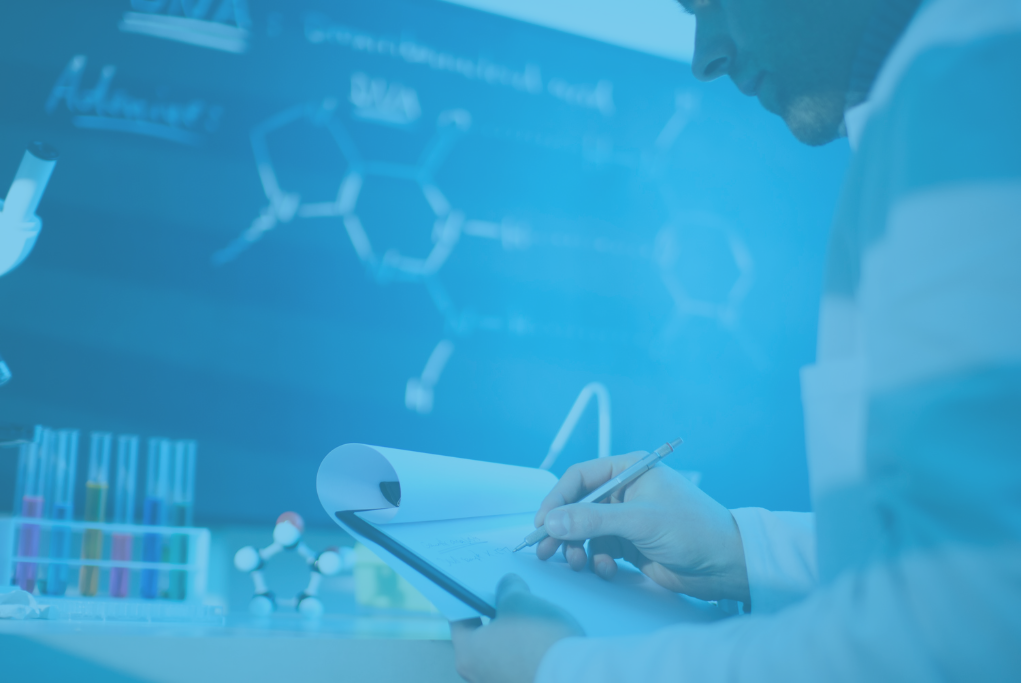 Persona realizando un proyecto de investigación
