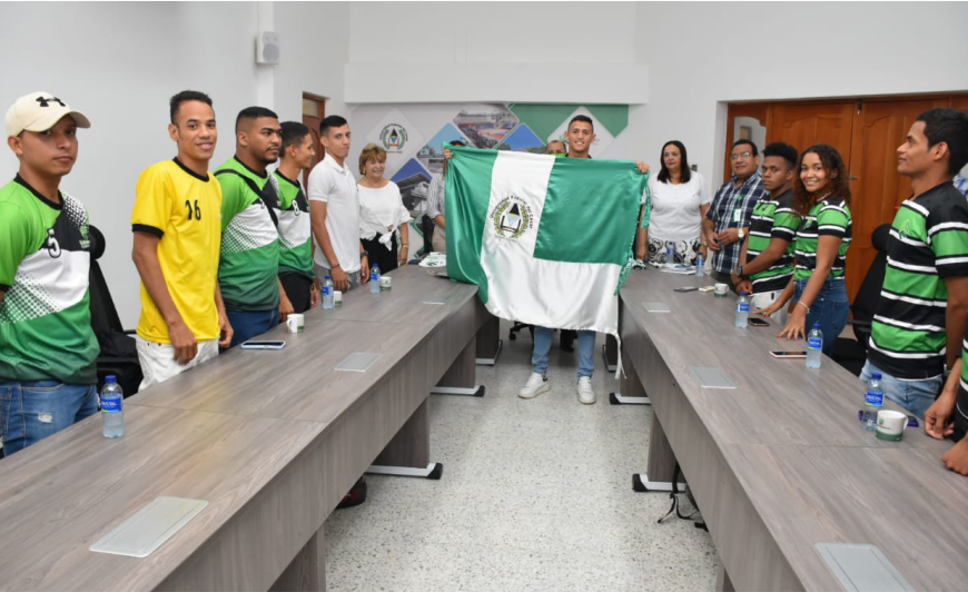 Rector Rober Romero le entregó la bandera a los deportistas que participaran en la final de los Juegos ASCUN 2023.