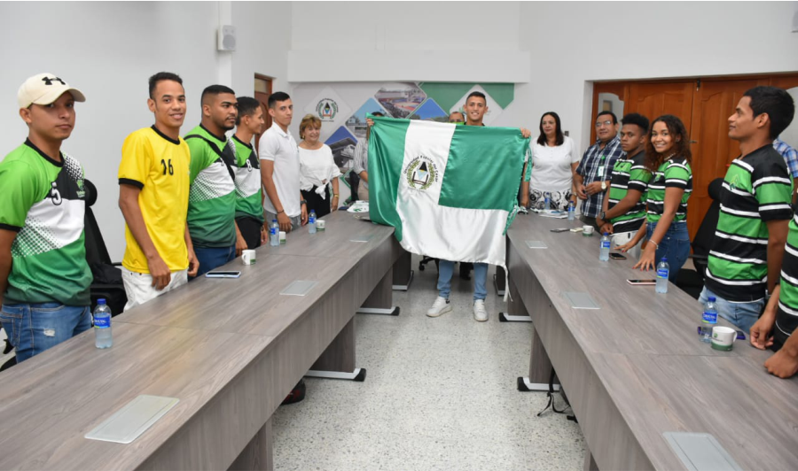 Rector Rober Romero le entregó la bandera a los deportistas que participaran en la final de los Juegos ASCUN 2023.