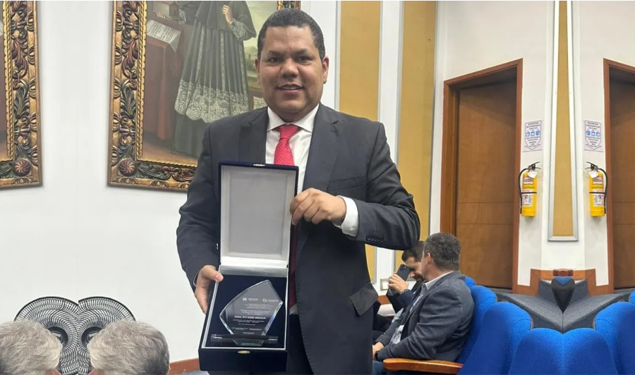 Egresado de la UPC recibió el premio Egresado Distinguido en el Sector Público de ASCOLFA