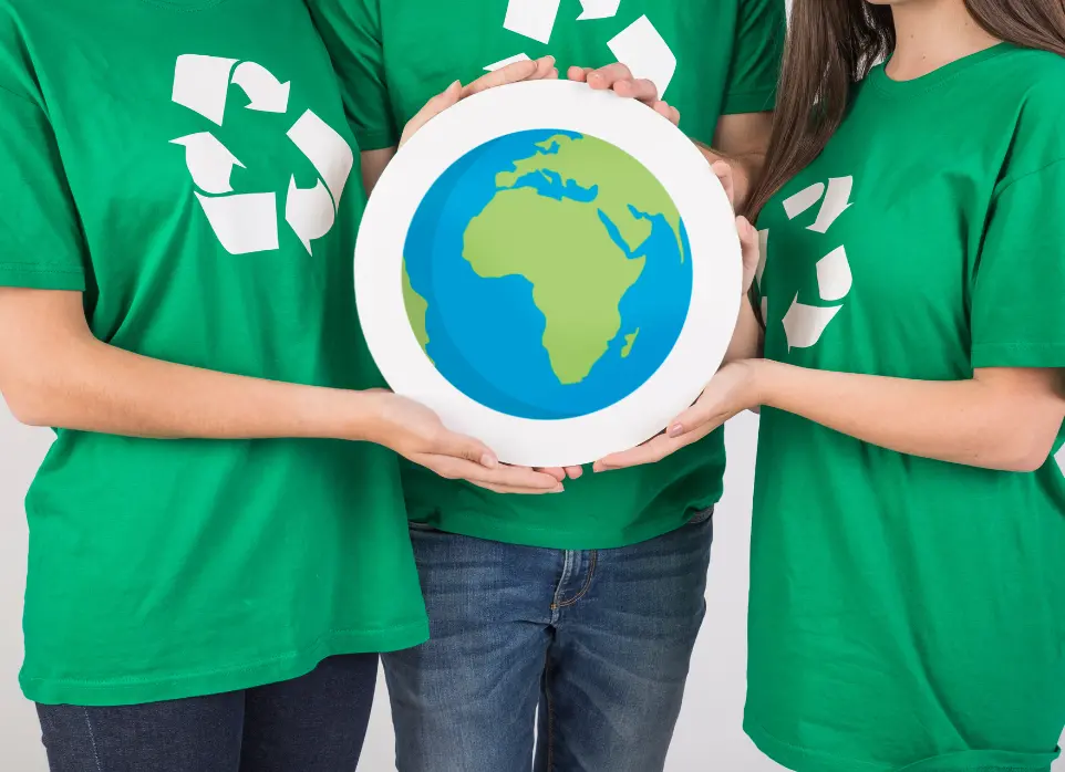 tres jovenes sosteniendo una maqueta del planeta tierra