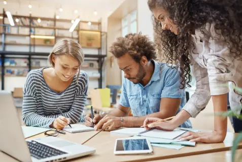 tres estudiantes analizando una propuesta de investigación