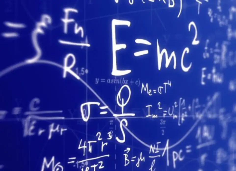 FORMULA FÍSICA EN UN TABLERO AZUL