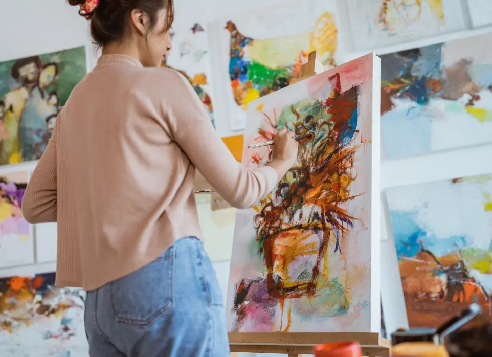 Mujer pintando en cuadro en oleo