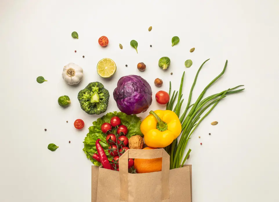 bolsa llena de frutas y verduras