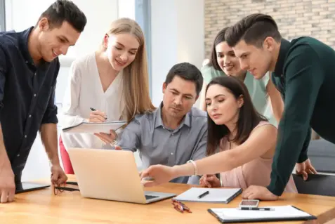 grupo de personas mirando un computador