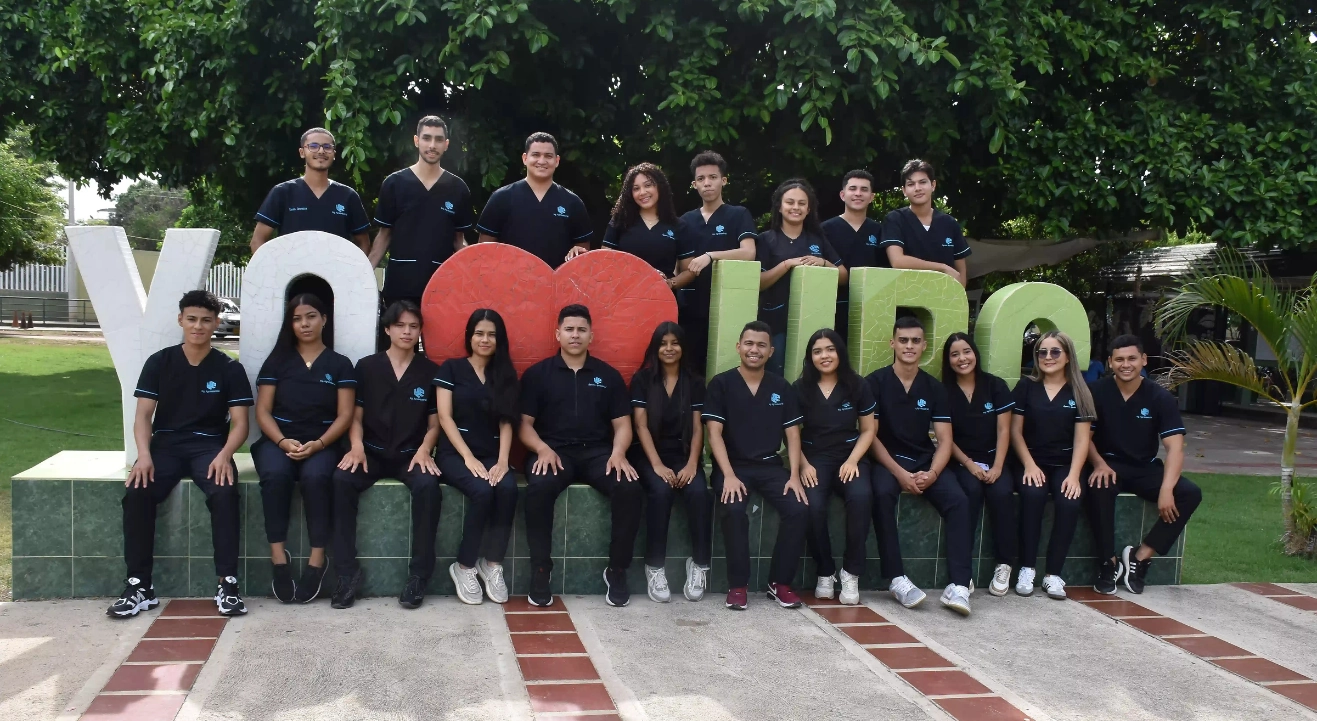 Grupo de estudiantes de pie en el campus universitario del programa de Agroindustrial