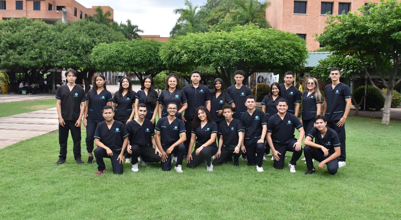 Grupo de estudiantes del programa de Agroindustrial en el campus universitario