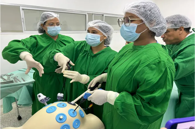 La UPC recibió a estudiantes de la Universidad Simón Bolívar en el laboratorio de simulación de Instrumentación Quirúrgica