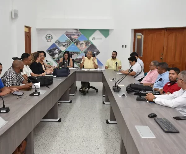 ¿Qué establecen los decretos que rigieron la instalación de la Mesa de negociaciones entre los sindicatos y la Universidad Popular del Cesar -UPC-?