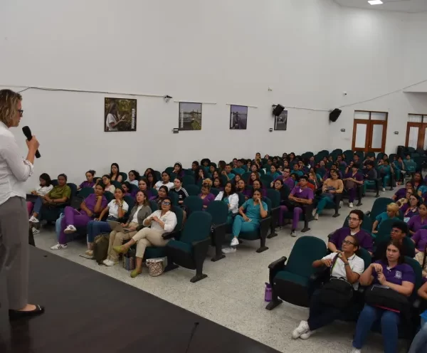 Expertos internacionales comparten sus investigaciones sobre salud mental y liderazgo social con estudiantes del programa de Psicología de la UPC