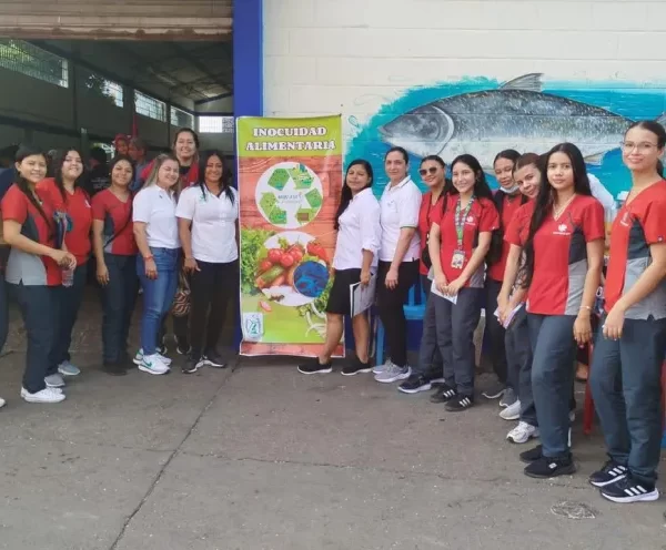 Programa de Microbiología de la UPC lidera jornada de inocuidad alimentaria en el Pabellón del Pescado en vísperas de Semana Santa