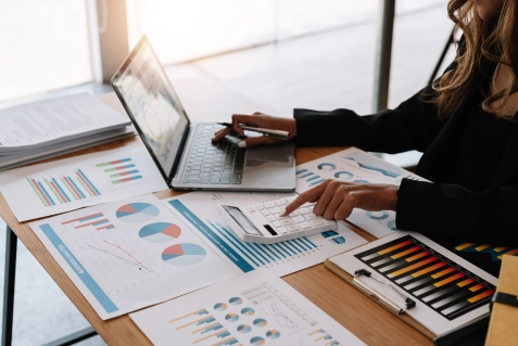 diplomado obligaciones tributarias Personas trabajando en computador y laborando unas graficas estadísticas