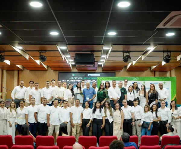 Estudiantes de la Especialización en Gerencia de Empresas, reconocieron la gestion del rector Rober Romero Ramírez en el 4to Foro Empresarial