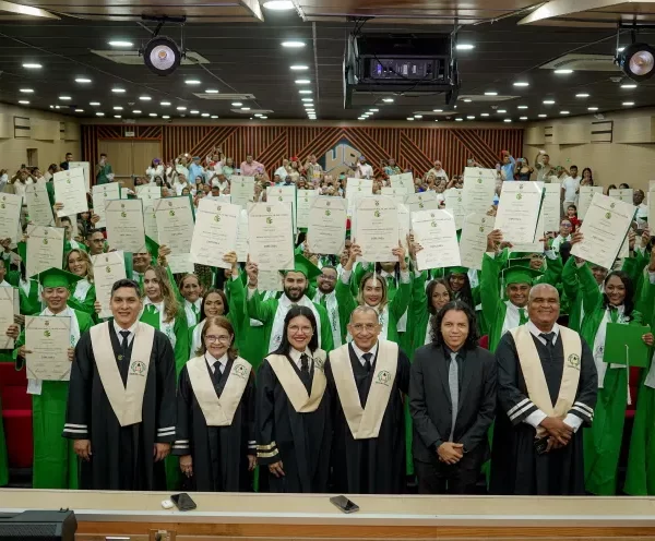 La UPC celebró, con la presencia del Ministro de Trabajo Antonio Sanguino, la graduación de más de mil nuevos profesionales, especialistas y magísteres