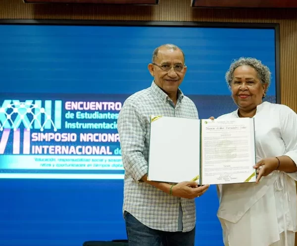 La UPC hace reconocimiento a Nancy Esther Hernández Salas