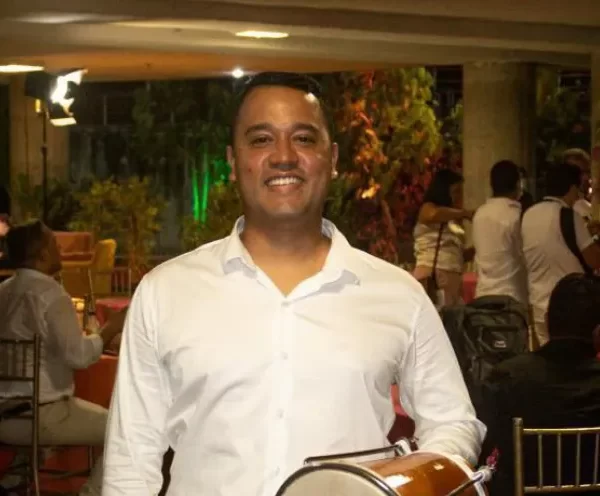 Juan de la Rosa, director de Arte y Folklore de la UPC, recibe reconocimiento de la Fundación Cultural Latin GRAMMY®