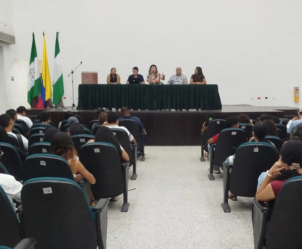 Estudiantes y directivos del programa de Derecho instalaron mesa de trabajo para fortalecer la calidad educativa