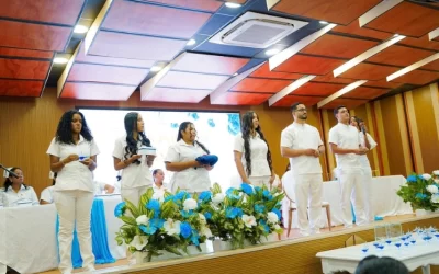 estudiantes de Enfermería de la UPC reciben sus símbolos en ceremonia institucional