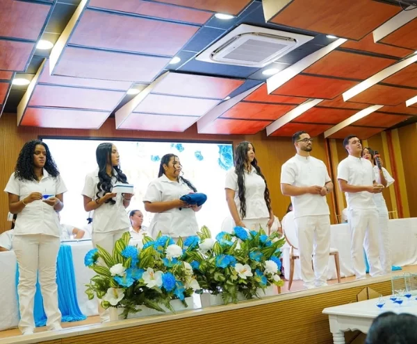 23 estudiantes de Enfermerรญa de la UPC recibieron sus sรญmbolos como compromiso con el cuidado y la vida